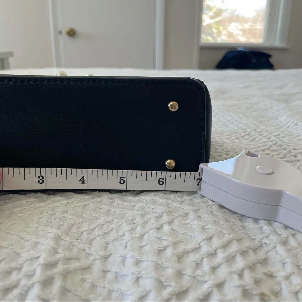 Chic Leather Purse - Picture 5 of 10